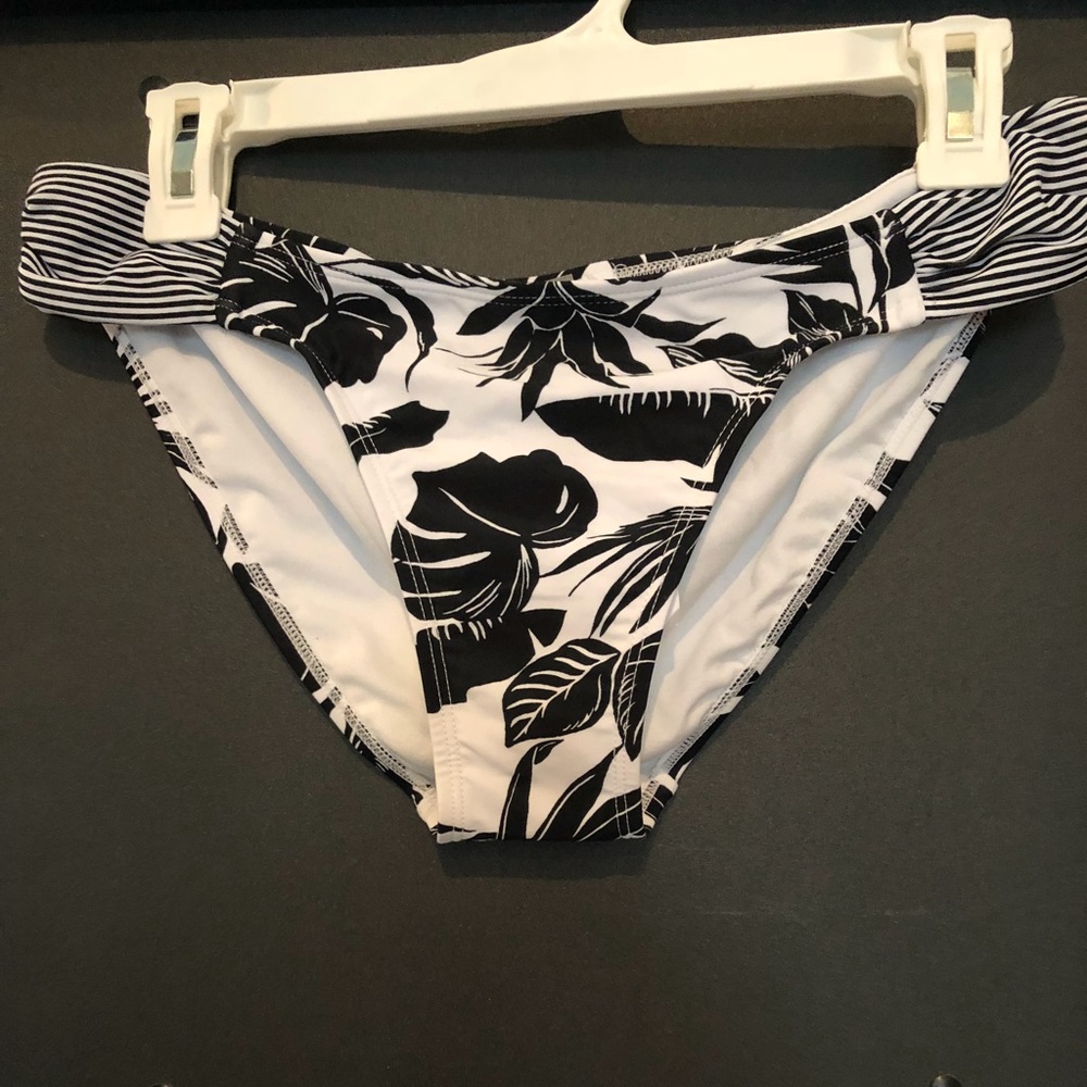 Black and white patterned bikini bottoms